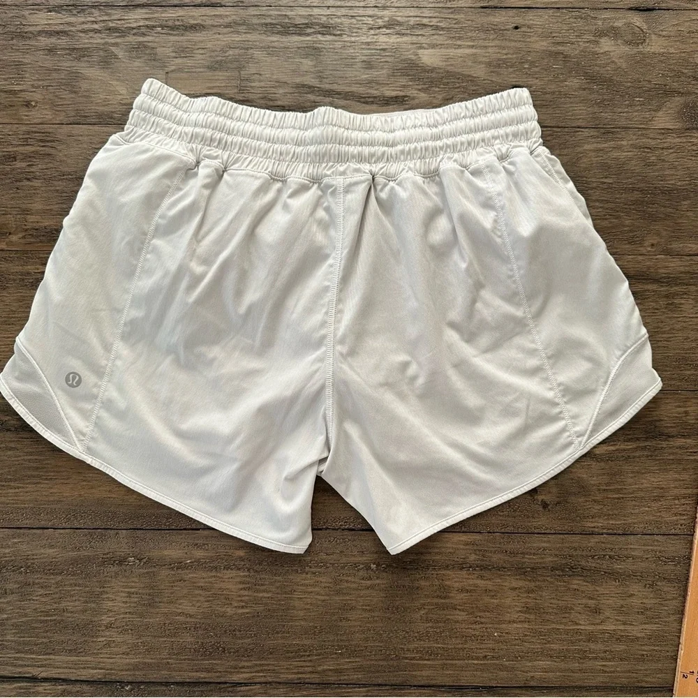Lululemon Womens size 8 White High Rise Hotty Hot Lined Shorts 4” Inseam LW7AWJT